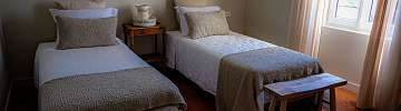 Chambre avec deux lits