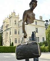 Château des 3 Fontaines - Statue de face