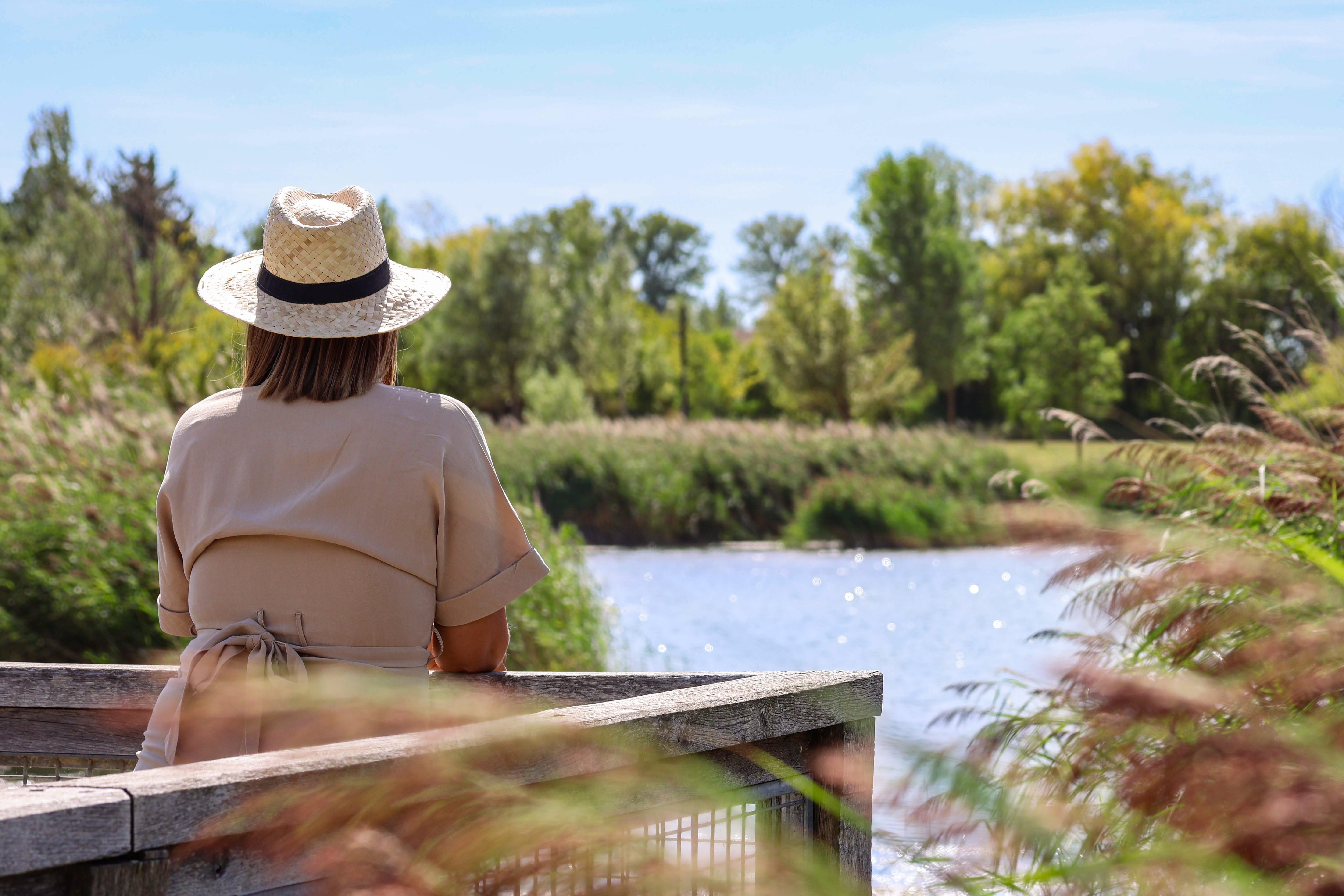 Un femme qui contemple le Lac de Monteux